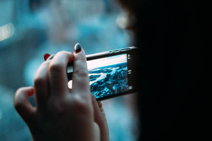 Aparat cyfrowy czy smartfon - czym robić zdjęcia?